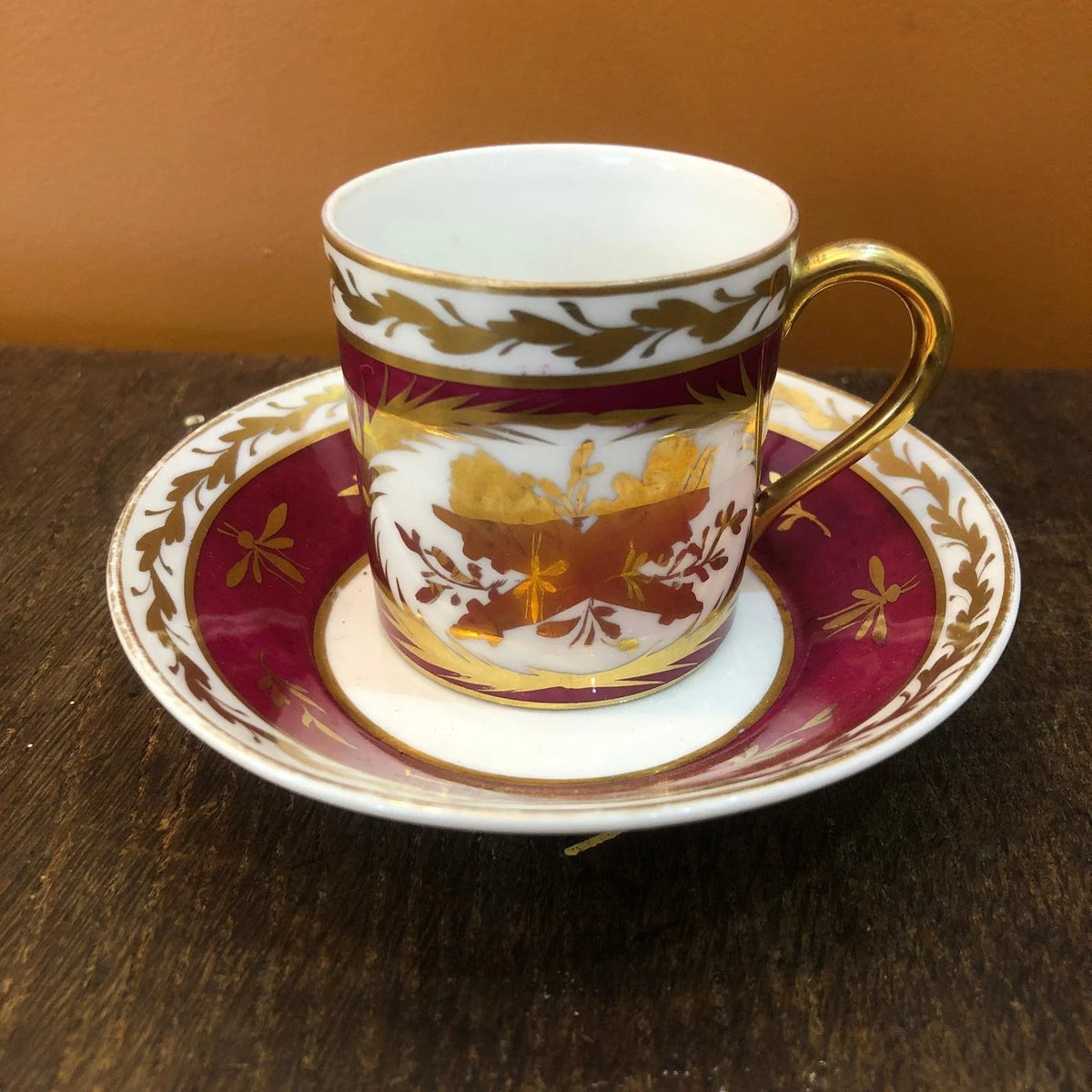 Tasse à café et soucoupe en porcelaine