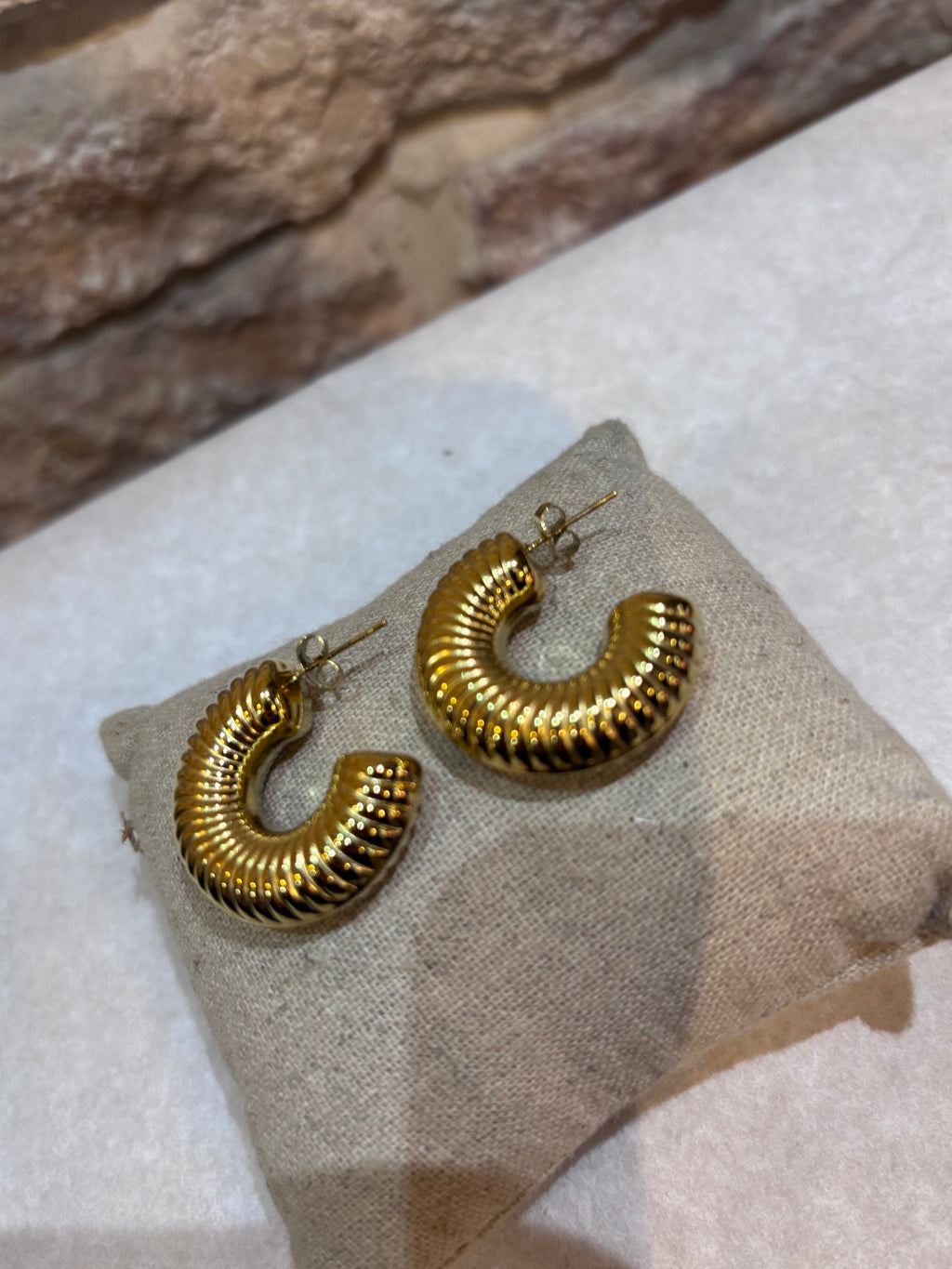 Boucles d’Oreilles Créoles Dorées Striées - HABAHA