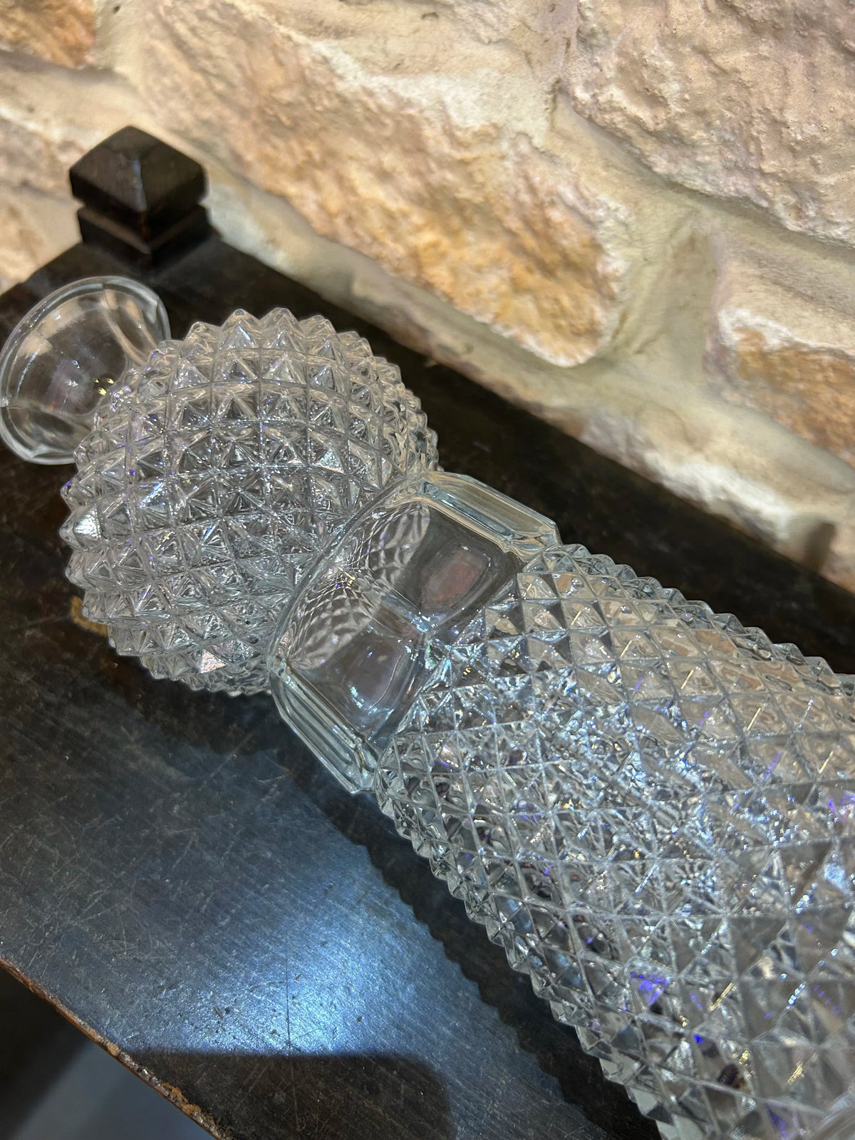 Carafe à whisky vintage en verre moulé